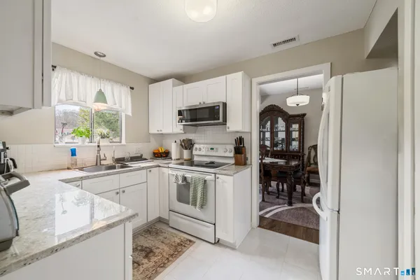 Property Slideshow image 3 of 24 | 4 heritage vlg a, Southbury, CT, 06488