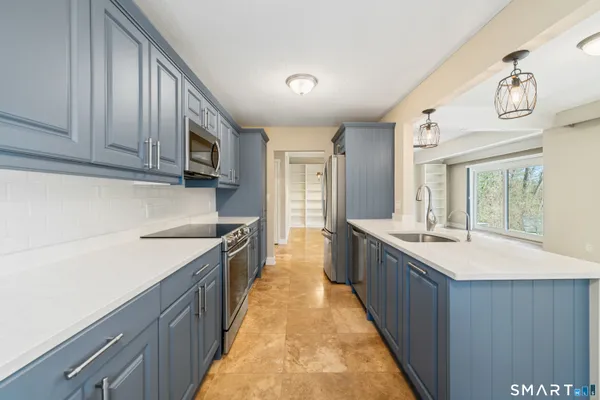 Property Slideshow image 2 of 37 | 36 heritage cir b, Southbury, CT, 06488