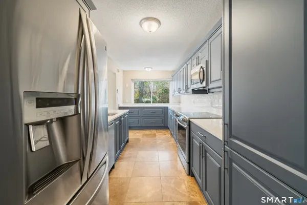 Property Slideshow image 3 of 37 | 36 heritage cir b, Southbury, CT, 06488