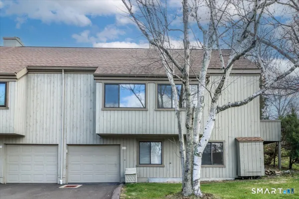 Property Slideshow image 3 of 28 | 402 montauk ln b, Stratford, CT, 06614