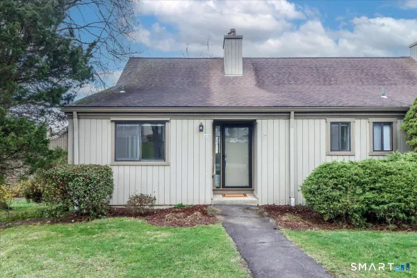 Property Slideshow image 2 of 28 | 402 montauk ln b, Stratford, CT, 06614