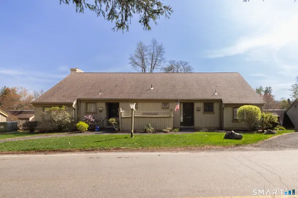 Property Slideshow image 3 of 36 | 12 heritage vlg b, Southbury, CT, 06488