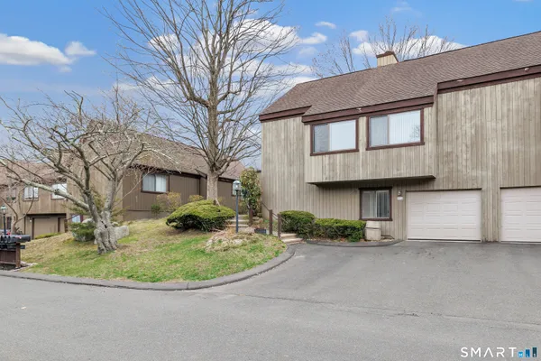 Property Slideshow image 3 of 36 | 638a onondaga ln, Stratford, CT, 06614