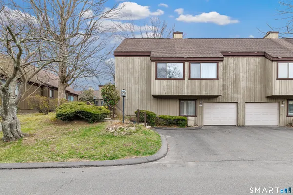 Property Slideshow image 2 of 36 | 638a onondaga ln, Stratford, CT, 06614