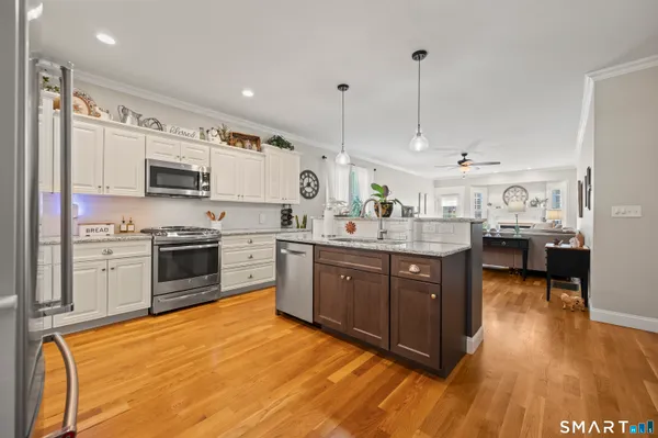 Property Slideshow image 3 of 37 | 11 webster ln 6, Middletown, CT, 06457
