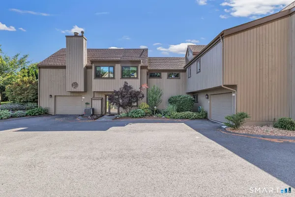 Property Slideshow image 2 of 24 | 93 seminole ln b, Stratford, CT, 06614