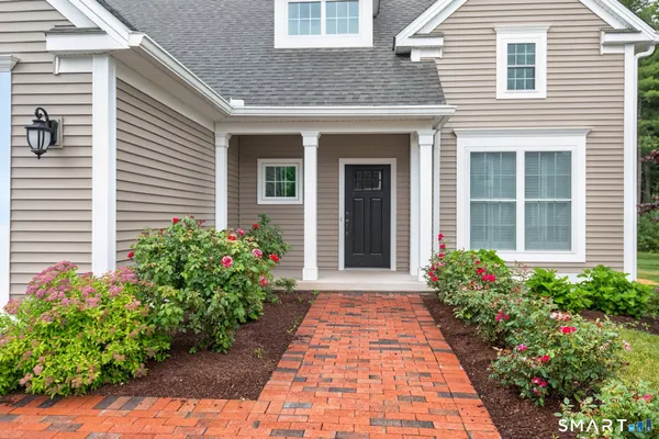 Property Slideshow image 2 of 35 | 6 prospect rdg 6, Simsbury, CT, 06070