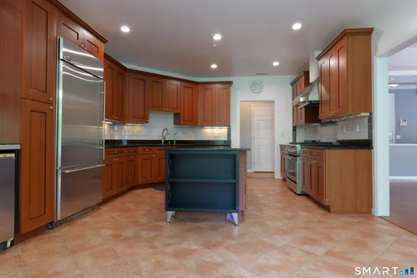 Property Slideshow image 3 of 26 | 76 suzie dr 76, Newtown, CT, 06470