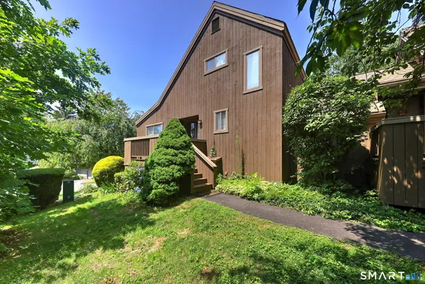 Property Slideshow image 2 of 38 | 372 piute ln b, Stratford, CT, 06614