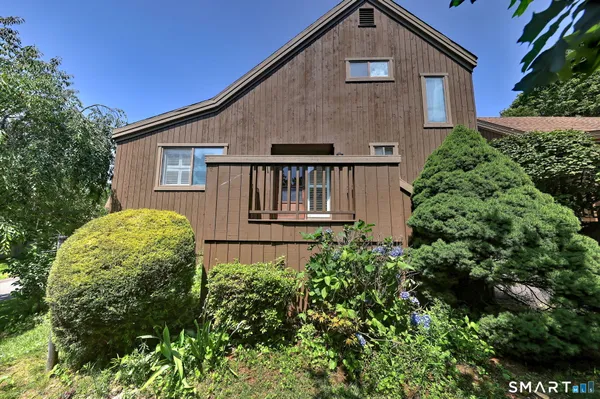 Property Slideshow image 3 of 38 | 372 piute ln b, Stratford, CT, 06614