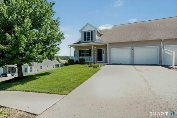 Property Slideshow image 3 of 35 | 169 meadow brook rd 169, Oxford, CT, 06478