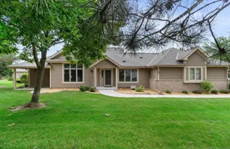 W240N2365 E PARKWAY MEADOW CIR A, PEWAUK..., Pewaukee, WI 53072