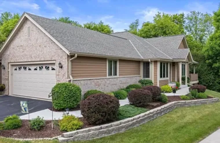 W243N2205 DEER PARK CT B, PEWAUKEE, WI, ..., Pewaukee, WI 53072