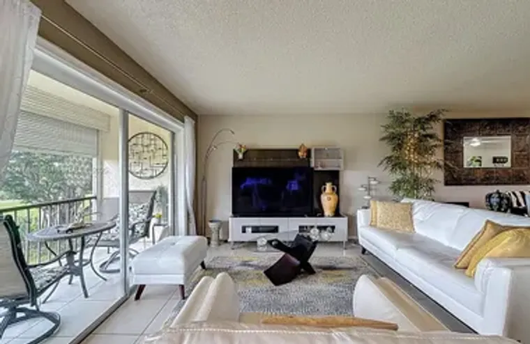 9411 N HOLLYBROOK LAKE DR 304, PEMBROKE ..., Pembroke Pines, FL 33025