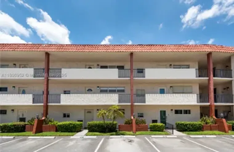 9823 S HOLLYBROOK LAKE DR 105, PEMBROKE ..., Pembroke Pines, FL 33025