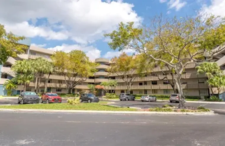 1000 COLONY POINT CIR 203, PEMBROKE PINE..., Pembroke Pines, FL 33026