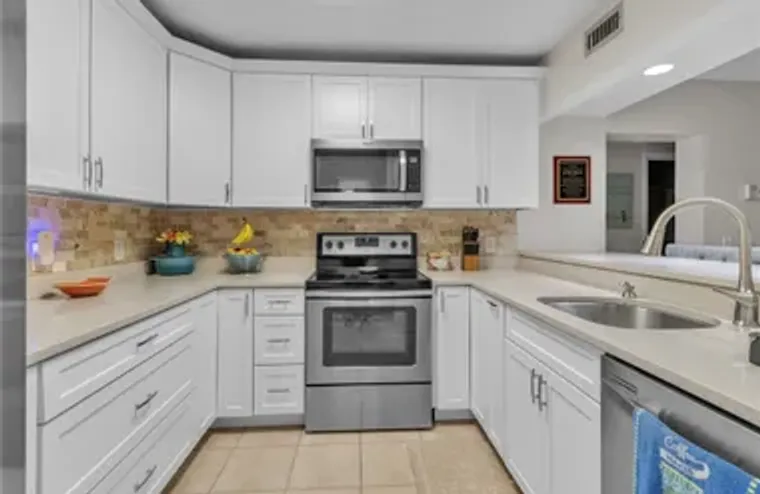 9 PLANTATION DR APT 204, VERO BEACH, FL,..., Vero Beach, FL 32966