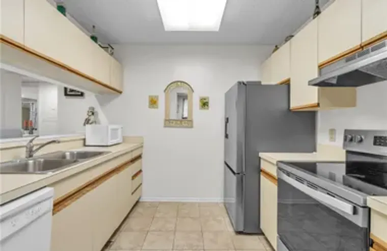 12 PLANTATION DR APT 106, VERO BEACH, FL..., Vero Beach, FL 32966