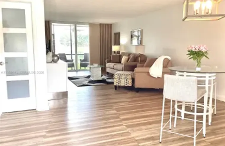 9423 S HOLLYBROOK LAKE DR 106, PEMBROKE ..., Pembroke Pines, FL 33025