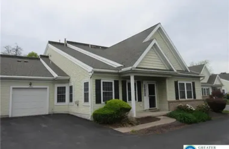 2430 STEEPLECHASE DR, LOWER MACUNGIE TWP..., Lower Macungie Twp, PA 18062