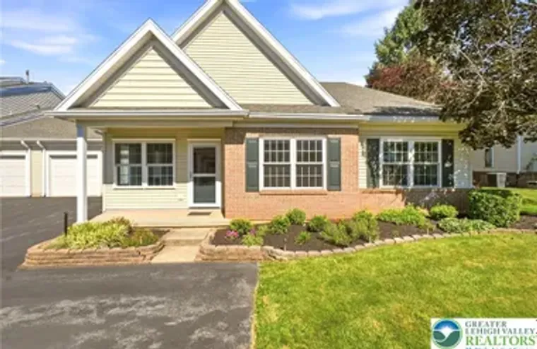 2443 STEEPLECHASE DR, LOWER MACUNGIE TWP..., Lower Macungie Twp, PA 18062
