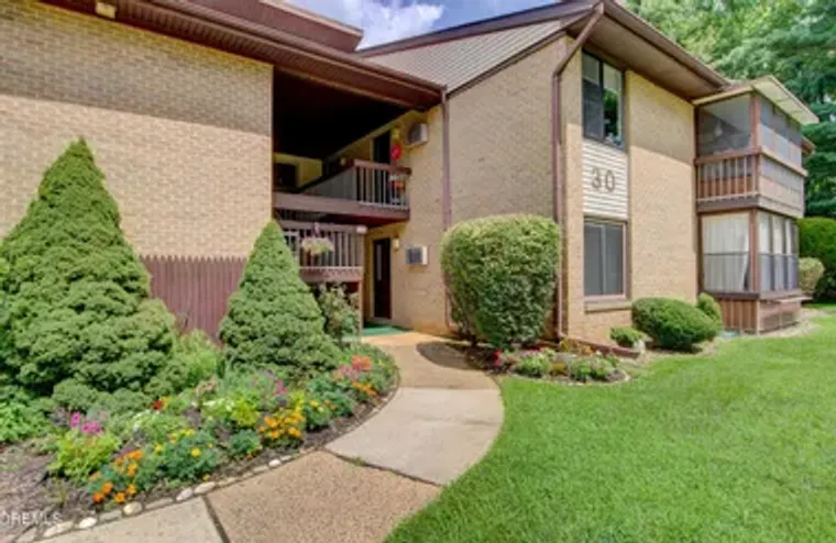 30 MEADOW GREEN CIR UNIT E, MANALAPAN, N..., Manalapan, NJ 07726