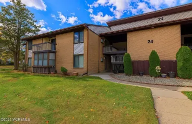 24 MEADOW GREEN CIR A, MANALAPAN, NJ, 07..., Manalapan, NJ 07726