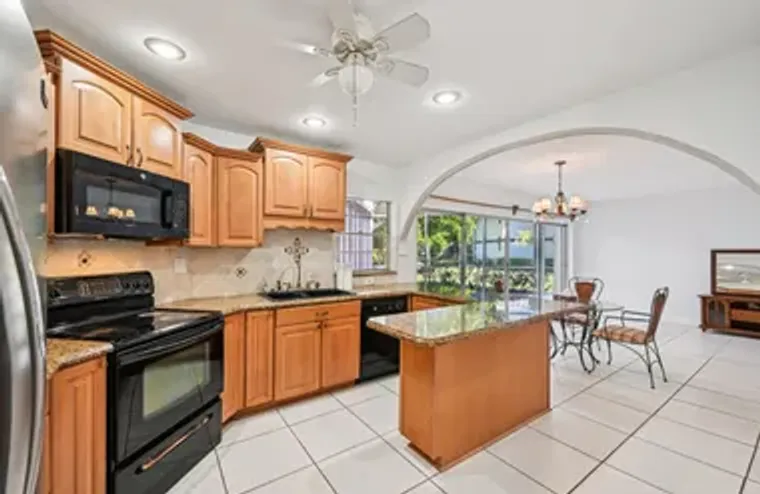 7 GREENWAY VLG 111, ROYAL PALM BEACH, FL..., Royal Palm Beach, FL 33411