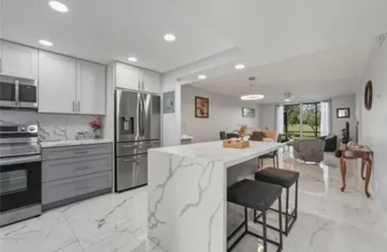 9611 N HOLLYBROOK LAKE DR 101, PEMBROKE ..., Pembroke Pines, FL 33025