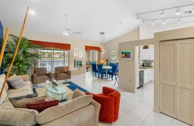 9829 SEACREST CIR 202, BOYNTON BEACH, FL..., Boynton Beach, FL 33437