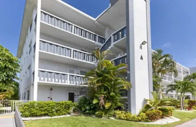 2002 BERKSHIRE 2002, DEERFIELD BEACH, FL..., Deerfield Beach, FL 33442