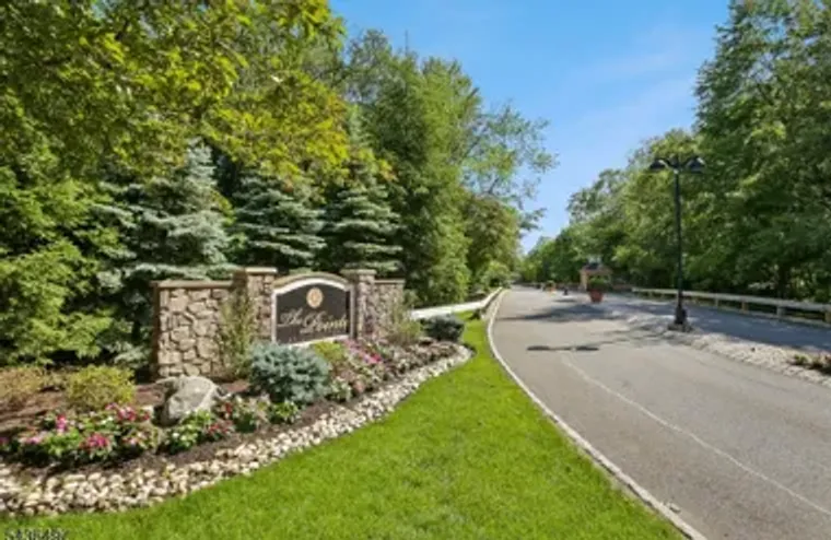 5211 POINTE GATE DR, LIVINGSTON TWP., NJ..., Livingston Twp., NJ 07039