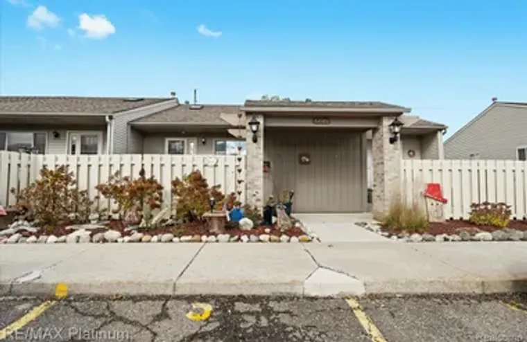 62180 ARLINGTON CIR UNIT 5, SOUTH LYON, ..., South Lyon, MI 48178