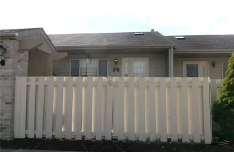 62181 ARLINGTON CIR 4, SOUTHLYONCITY_OAK..., Southlyoncity_oakland, MI 48178