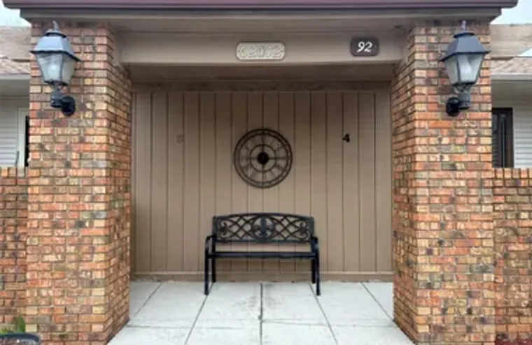62072 YORKTOWN - UNIT 4 4, SOUTHLYONCITY..., Southlyoncity_oakland, MI 48178