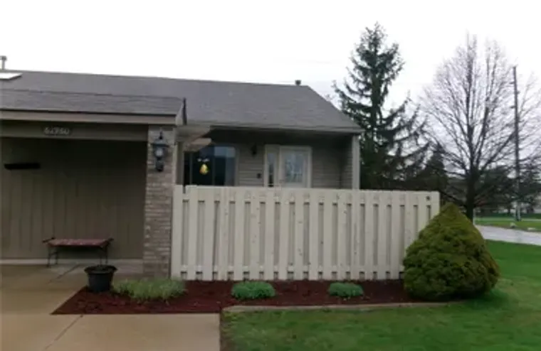 61960 ARLINGTON CIR 6, SOUTHLYONCITY_OAK..., Southlyoncity_oakland, MI 48178