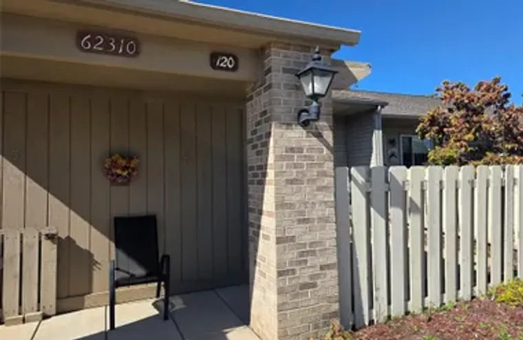62310 ARLINGTON CIR UNIT 4, SOUTH LYON, ..., South Lyon, MI 48178