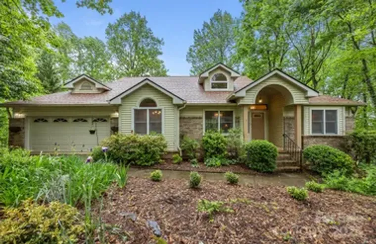 5 GOVERNORS DR, HENDERSONVILLE, NC, 2879..., Hendersonville, NC 28791