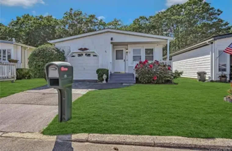 161 VILLAGE CIR W # 161, MANORVILLE, NY,..., Manorville, NY 11949