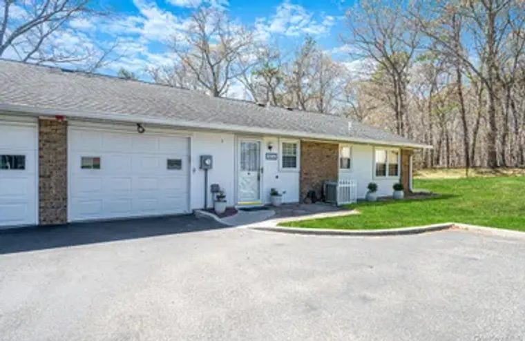 323 A WOODBRIDGE DR, BROOKHAVEN, NY, 119..., Brookhaven, NY 11961