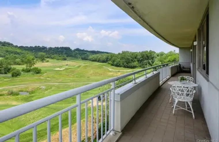 100 HARBORVIEW DR 301, NORTH HEMPSTEAD, ..., North Hempstead, NY 11050
