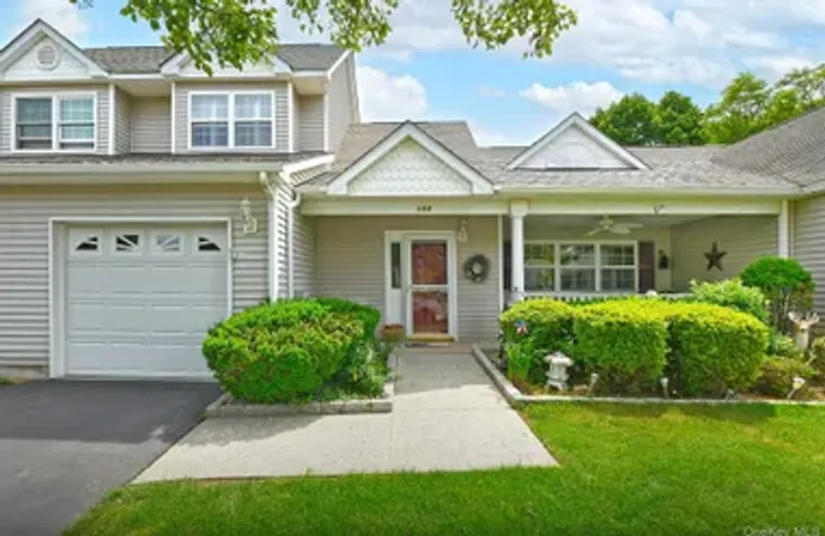 102 WINGED FOOT WAY, RIVERHEAD, NY, 1190..., Riverhead, NY 11901