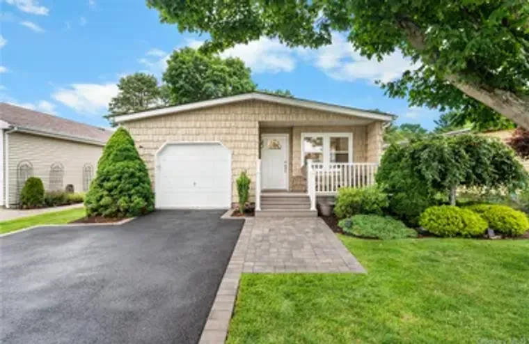 16 DOGWOOD LN, BROOKHAVEN, NY, 11949, Brookhaven, NY 11949