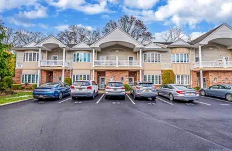 66 SARAH CT, AMITYVILLE, NY, 11701, Amityville, NY 11701