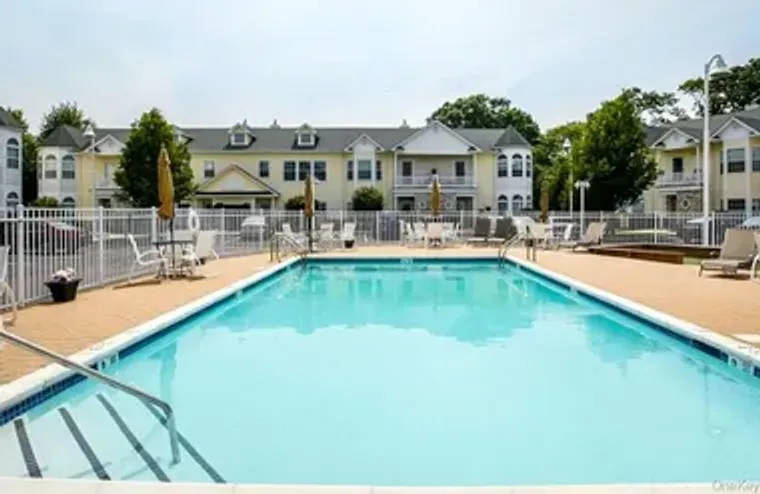 512 NARRAGANSETT VILLAS DR, LINDENHURST,..., Lindenhurst, NY 11757