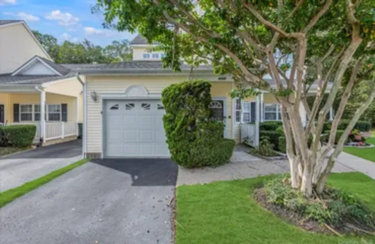 4006 SAINT ANDREWS AVE, RIVERHEAD, NY, 1..., Riverhead, NY 11901