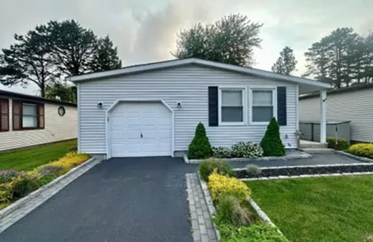 16 VILLAGE CIR, BROOKHAVEN, NY, 11949, Brookhaven, NY 11949