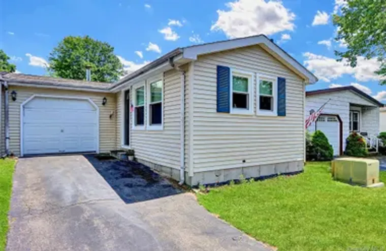 164 VILLAGE CIR, MANORVILLE, NY, 11949, Manorville, NY 11949