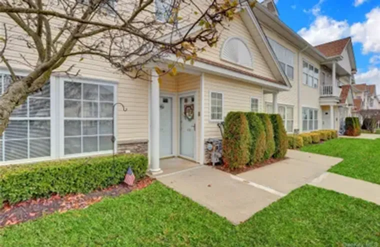 816 NARRAGANSETT VILLAS DR # 816, LINDEN..., Lindenhurst, NY 11757