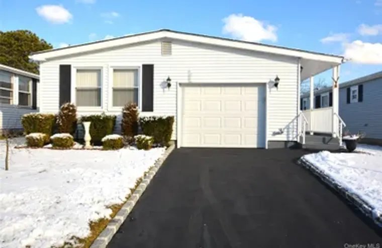 82 VILLAGE CIR, MANORVILLE, NY, 11949, Manorville, NY 11949